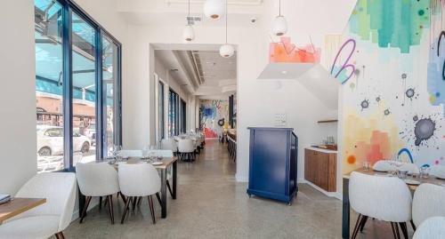 Foyer-with-Podium-no-sign